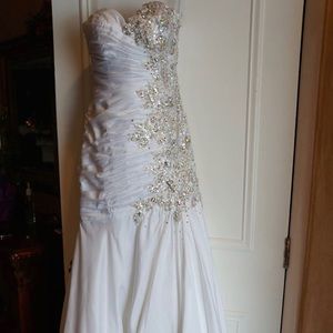 Tony Bowls white wedding/prom dress